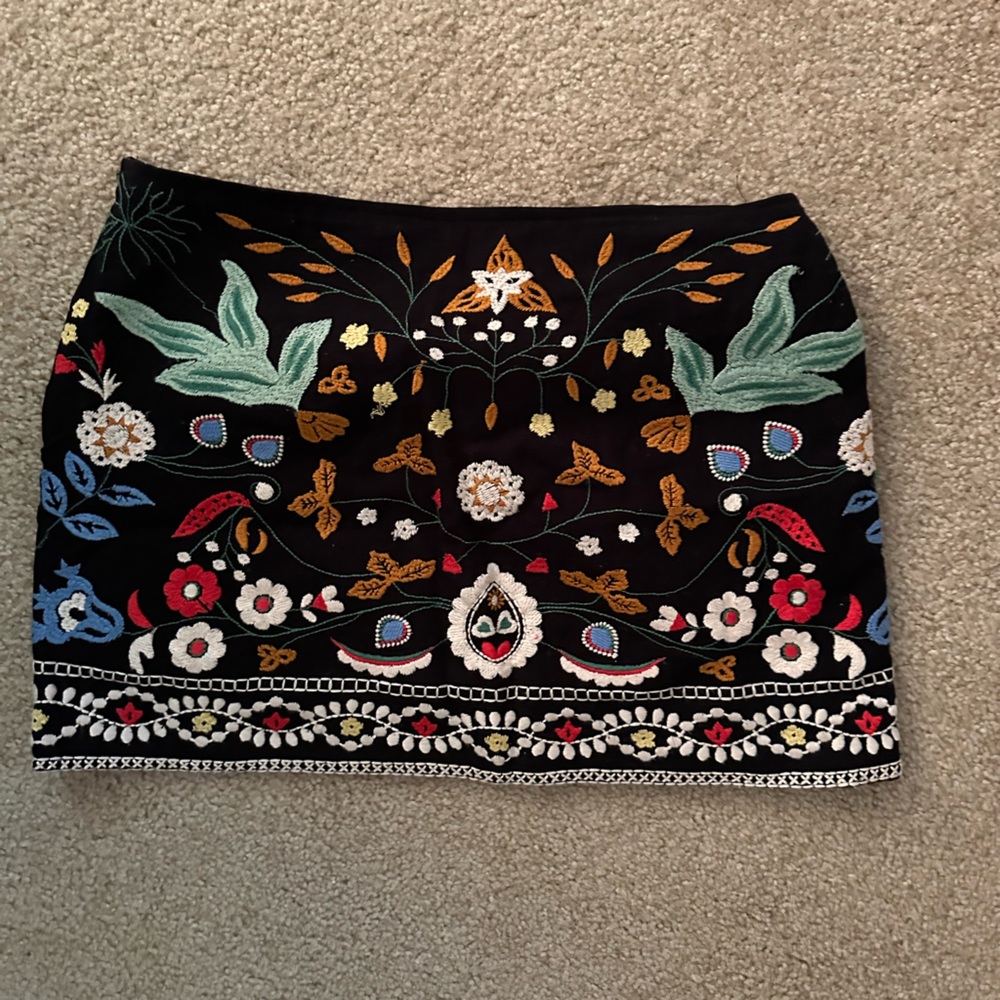Zara Black Emroidered mini skirt US L